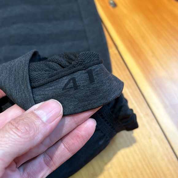 LULULEMON 4 In The Flow Crop Striped Black Charcoal Seamless - Picture 7 of 8